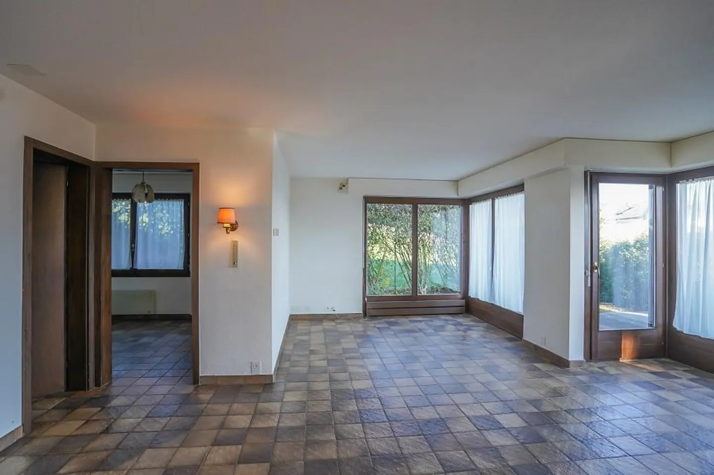Living with a View – Single Family House with Apartment - Photo 5 of 13