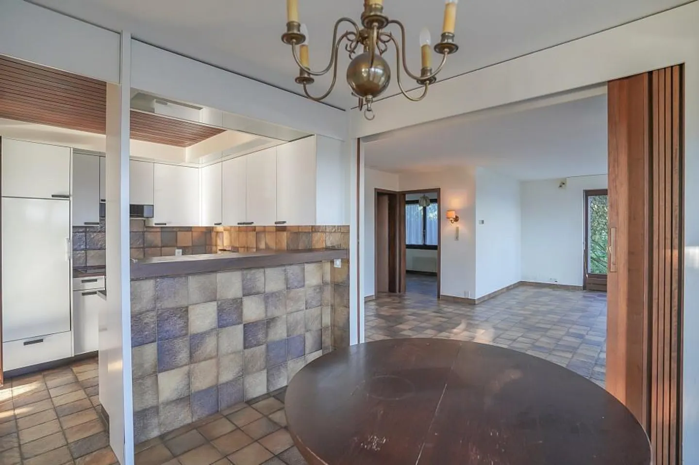 Living with a View – Single Family House with Apartment - Photo 8 of 13