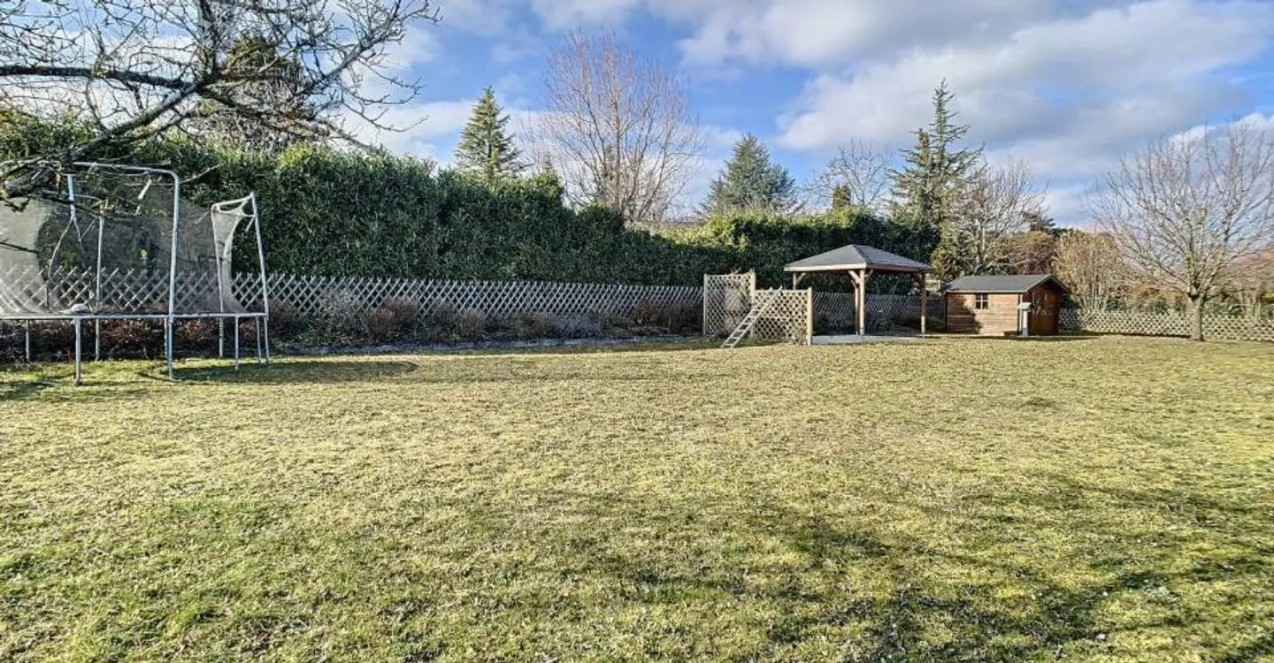 Un attico esclusivo con volumi generosi, dotato di giardino privato - Foto 12 di 13