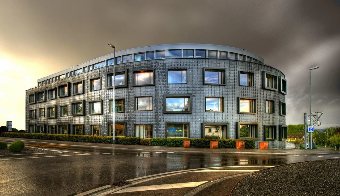 Idealer Standort in modernem Geschäftshaus! - Foto 1 von 8