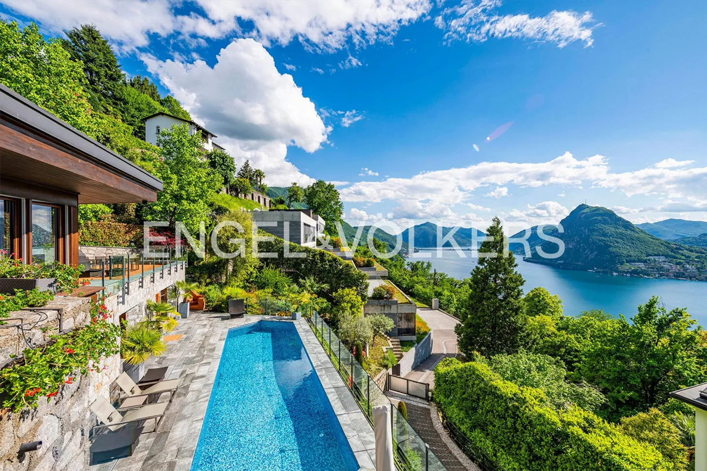 Villa di design esclusivo con vista lago e piscina - Foto 1 di 13