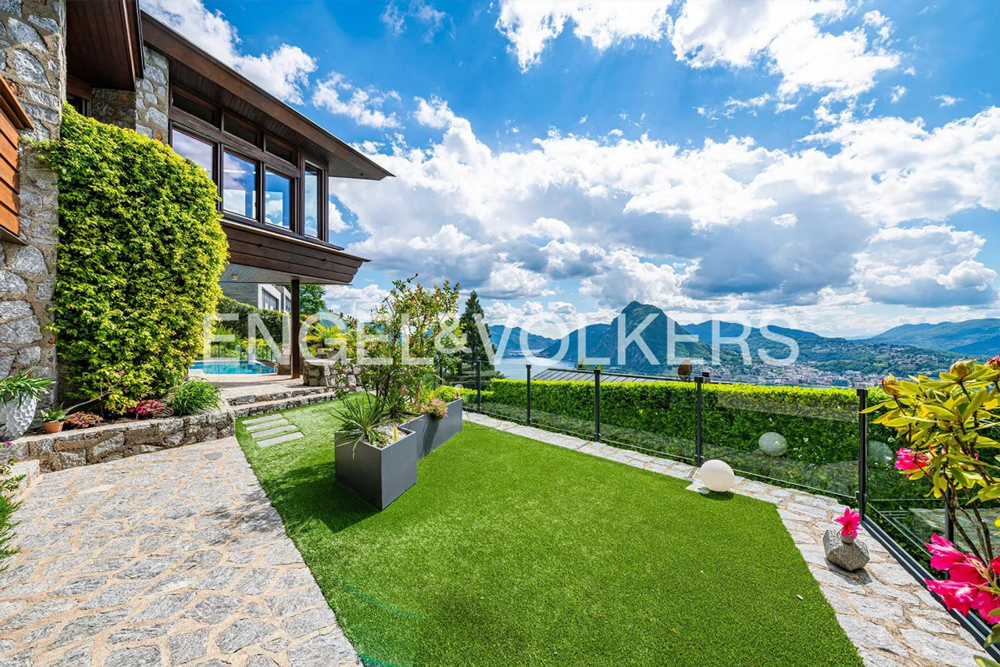 Villa di design esclusivo con vista lago e piscina - Foto 2 di 13