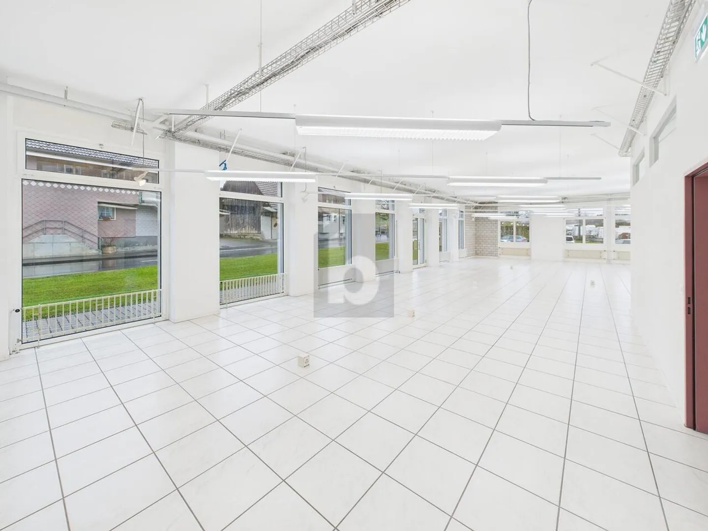 SPACIEUX ET LUMINEUX AVEC UNE GRANDE VISIBILITÉ - Photo 1 sur 6