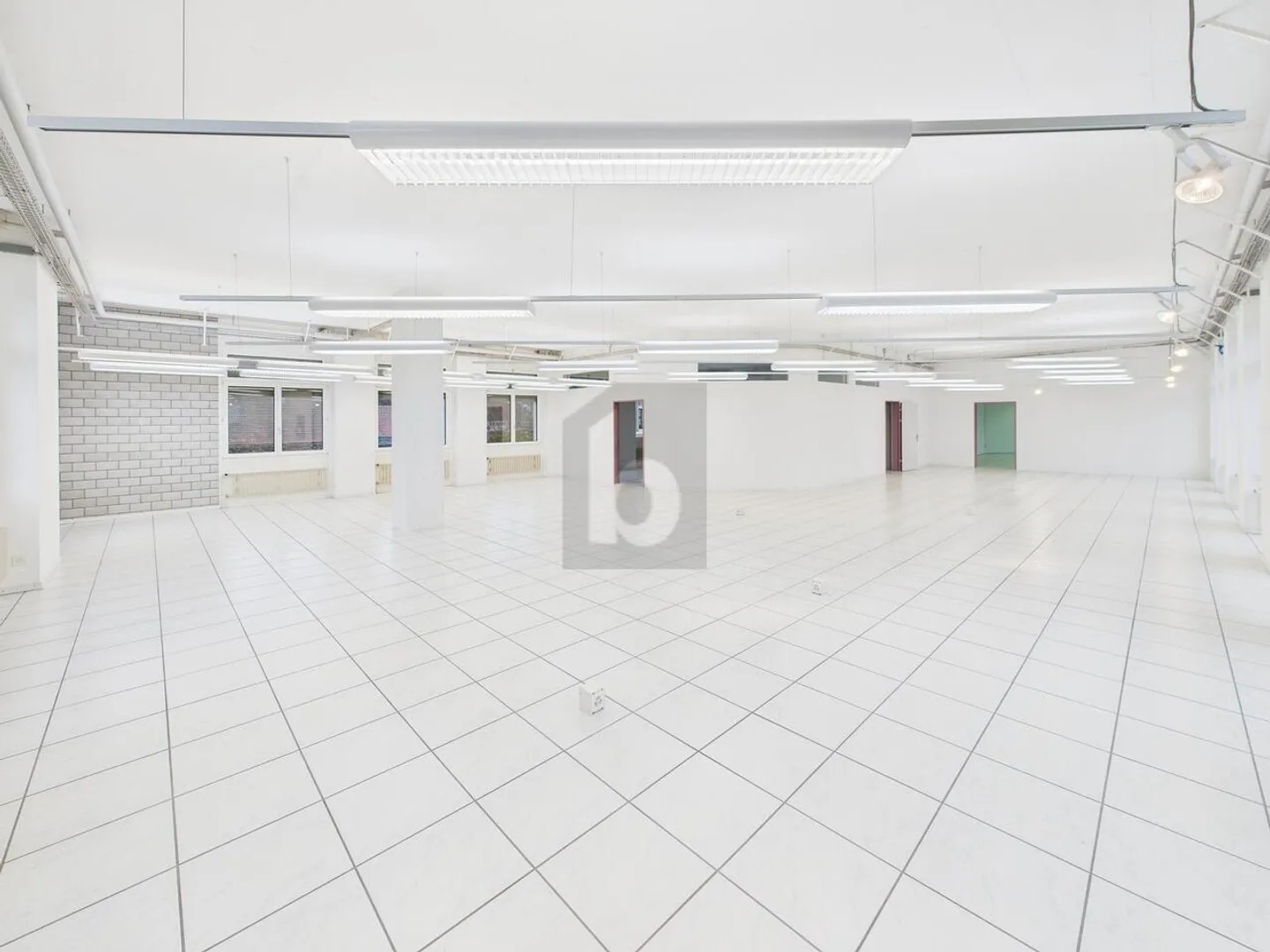 SPACIEUX ET LUMINEUX AVEC UNE GRANDE VISIBILITÉ - Photo 2 sur 6