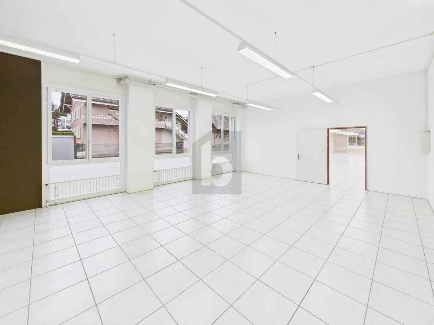 SPACIEUX ET LUMINEUX AVEC UNE GRANDE VISIBILITÉ - Photo 4 sur 6