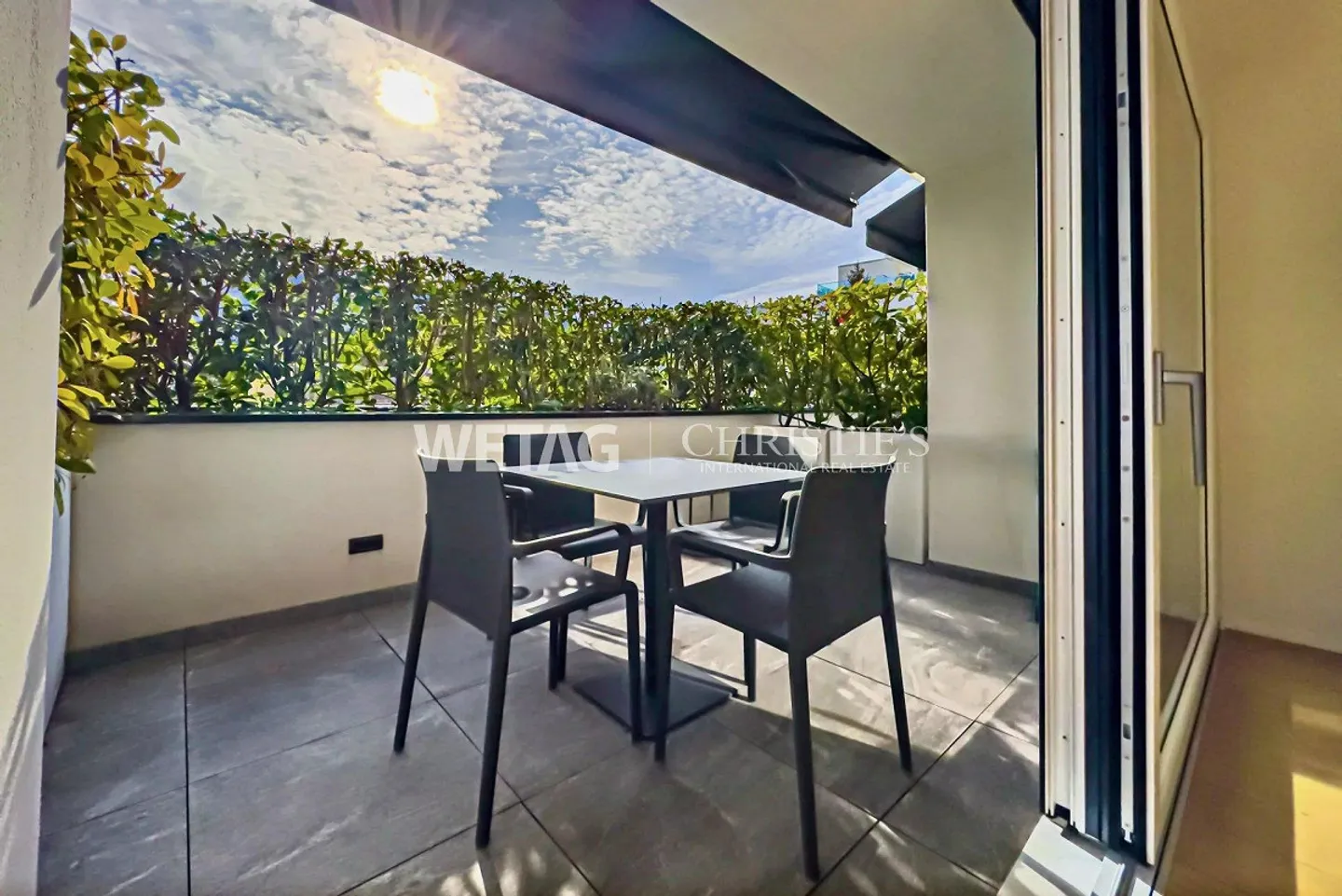 Modern & practical apartment with covered terrace for sale in Ascona - Photo 2 of 12