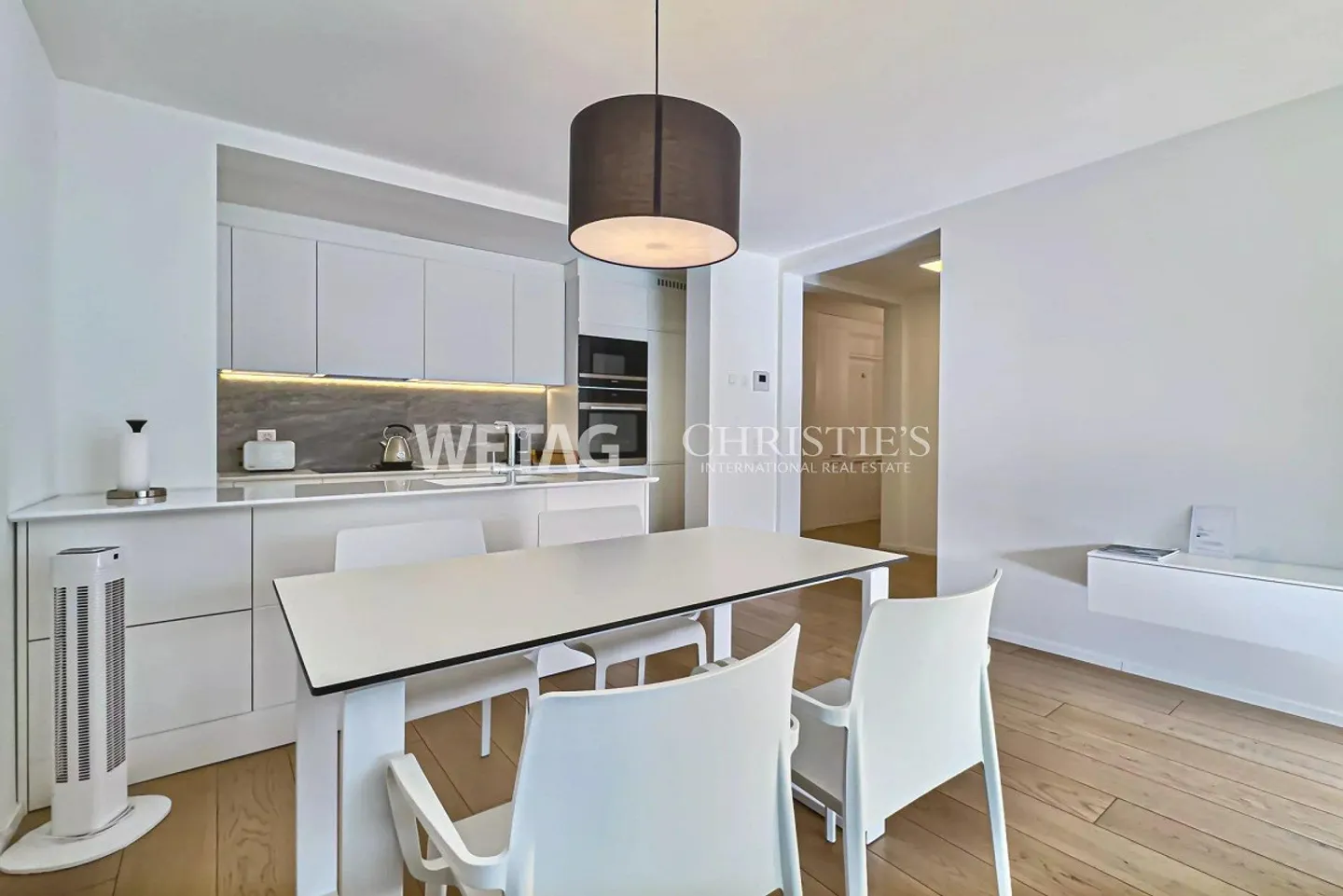 Modern & practical apartment with covered terrace for sale in Ascona - Photo 3 of 12