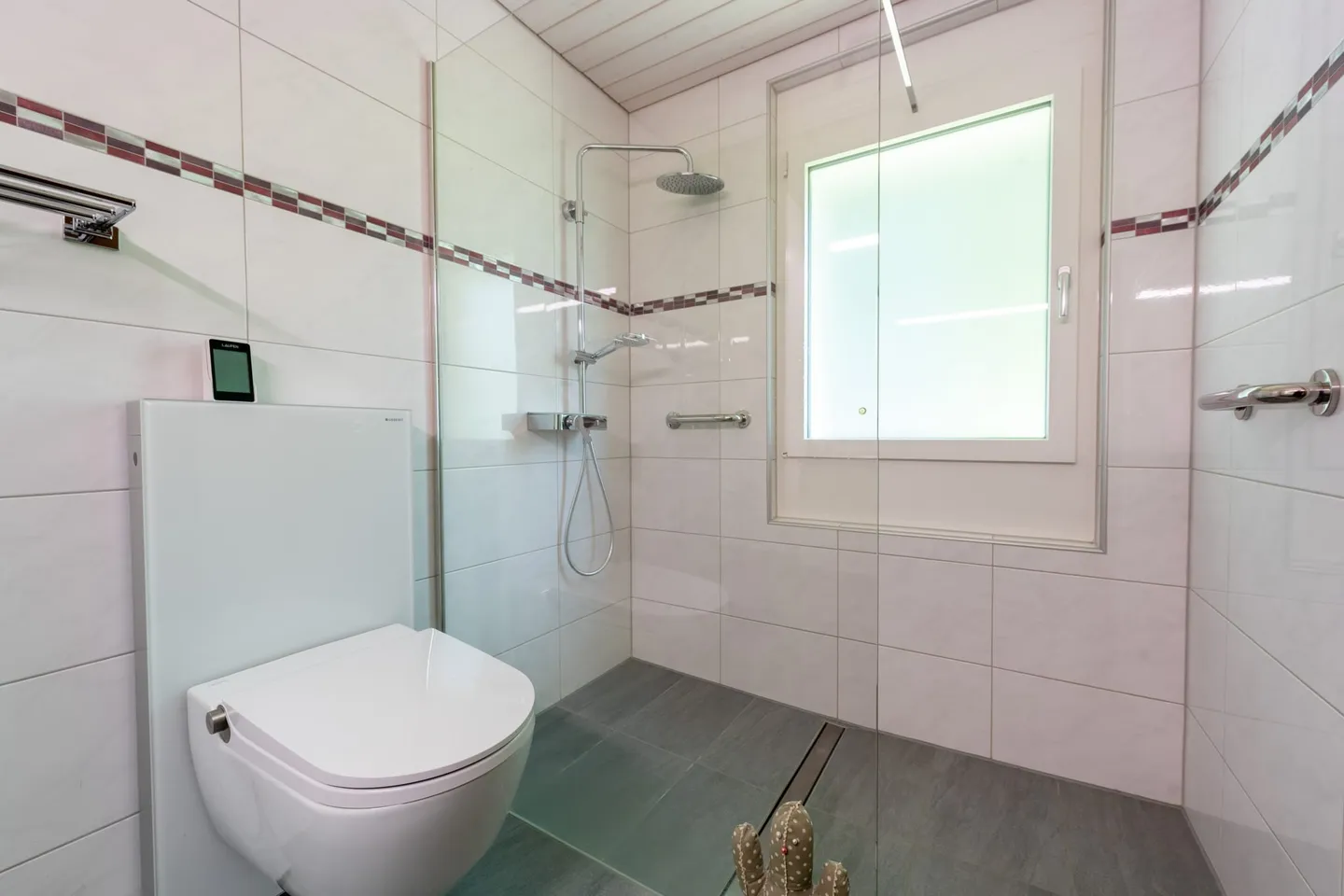 Spacious Family Home with Garden - Photo 8 of 13