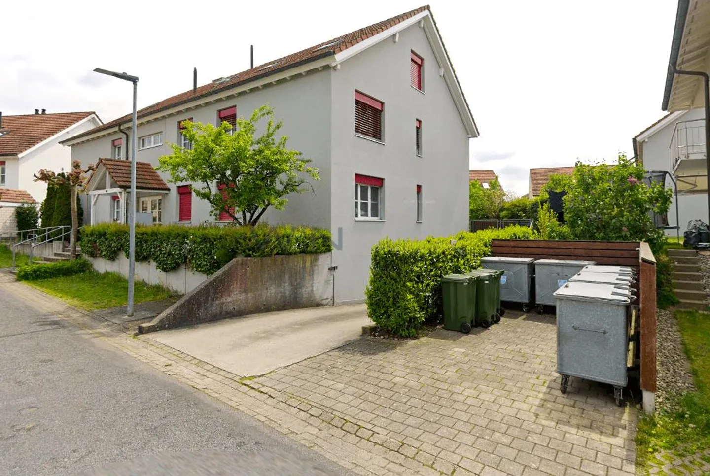 Praktischer Parkplatz - Foto 2 von 2