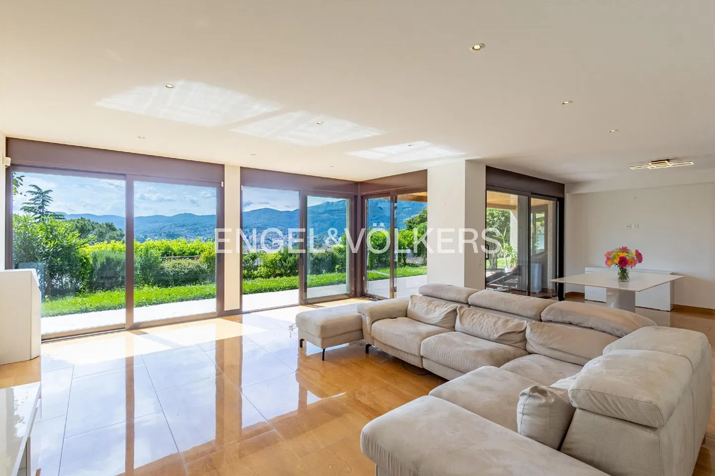 Appartamento luminoso ed elegante con magnifica vista sul lago - Foto 3 di 13