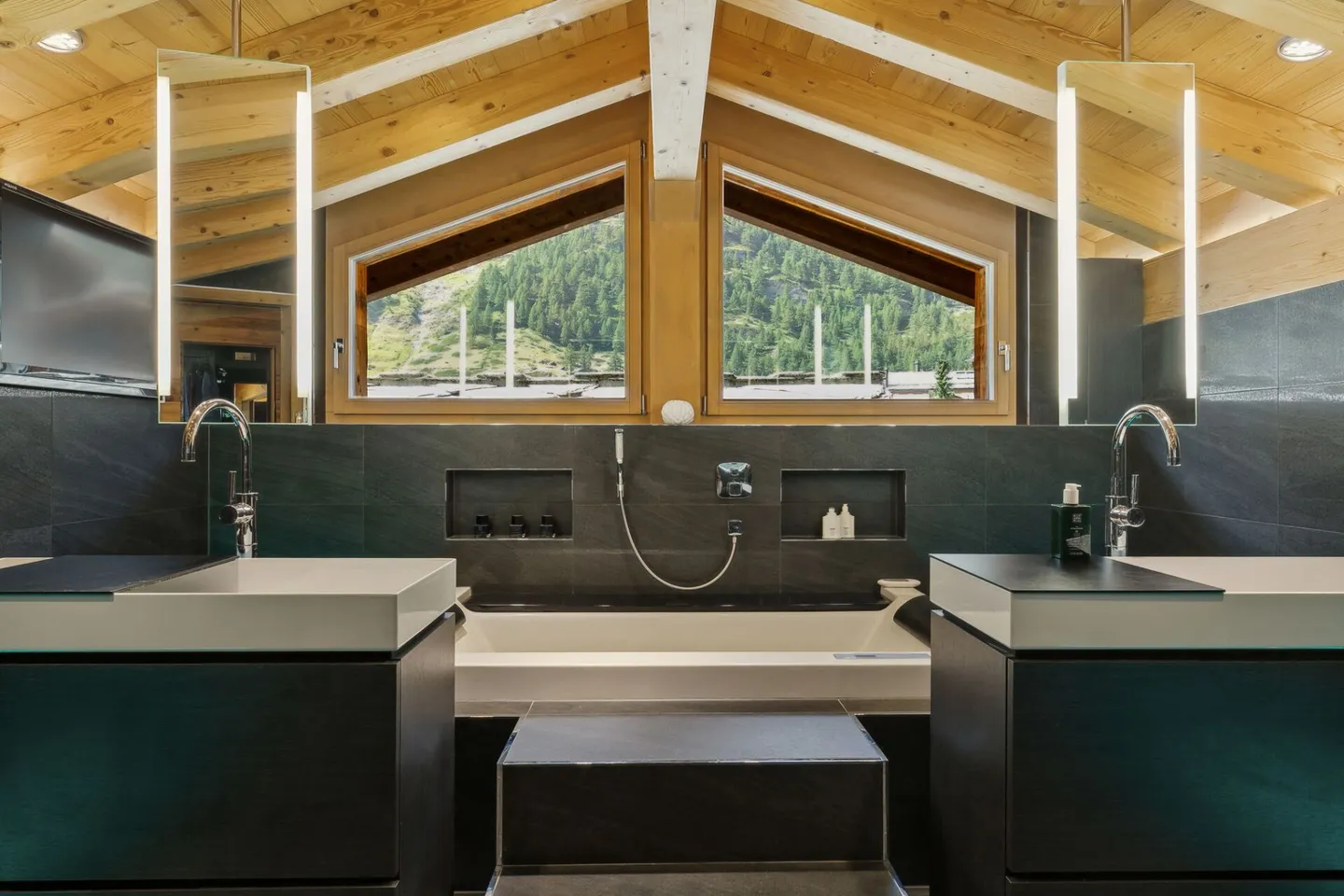 Chalet-Villa esclusivo con design interno unico e vista mozzafiato - Foto 6 di 13