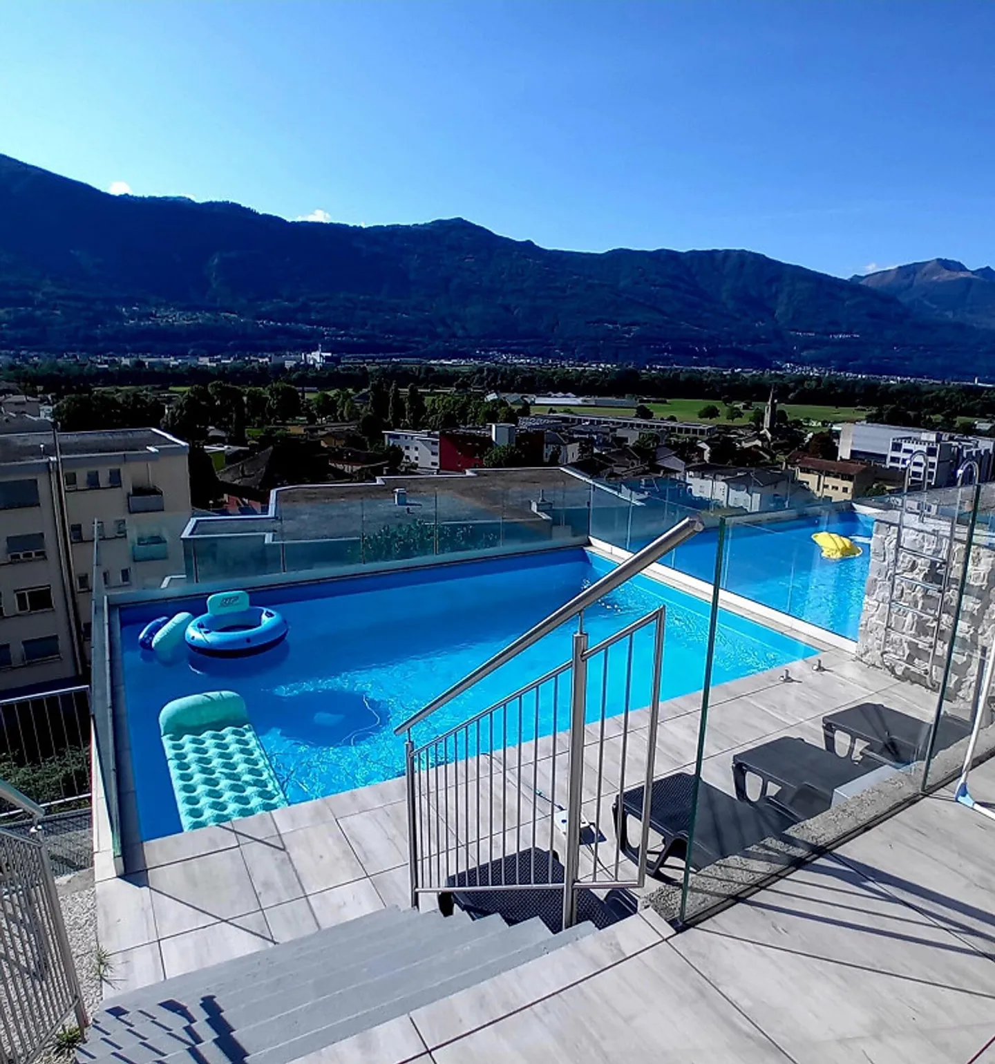 Doppelhaushälfte mit privatem Pool in Sementina - Foto 1 von 24