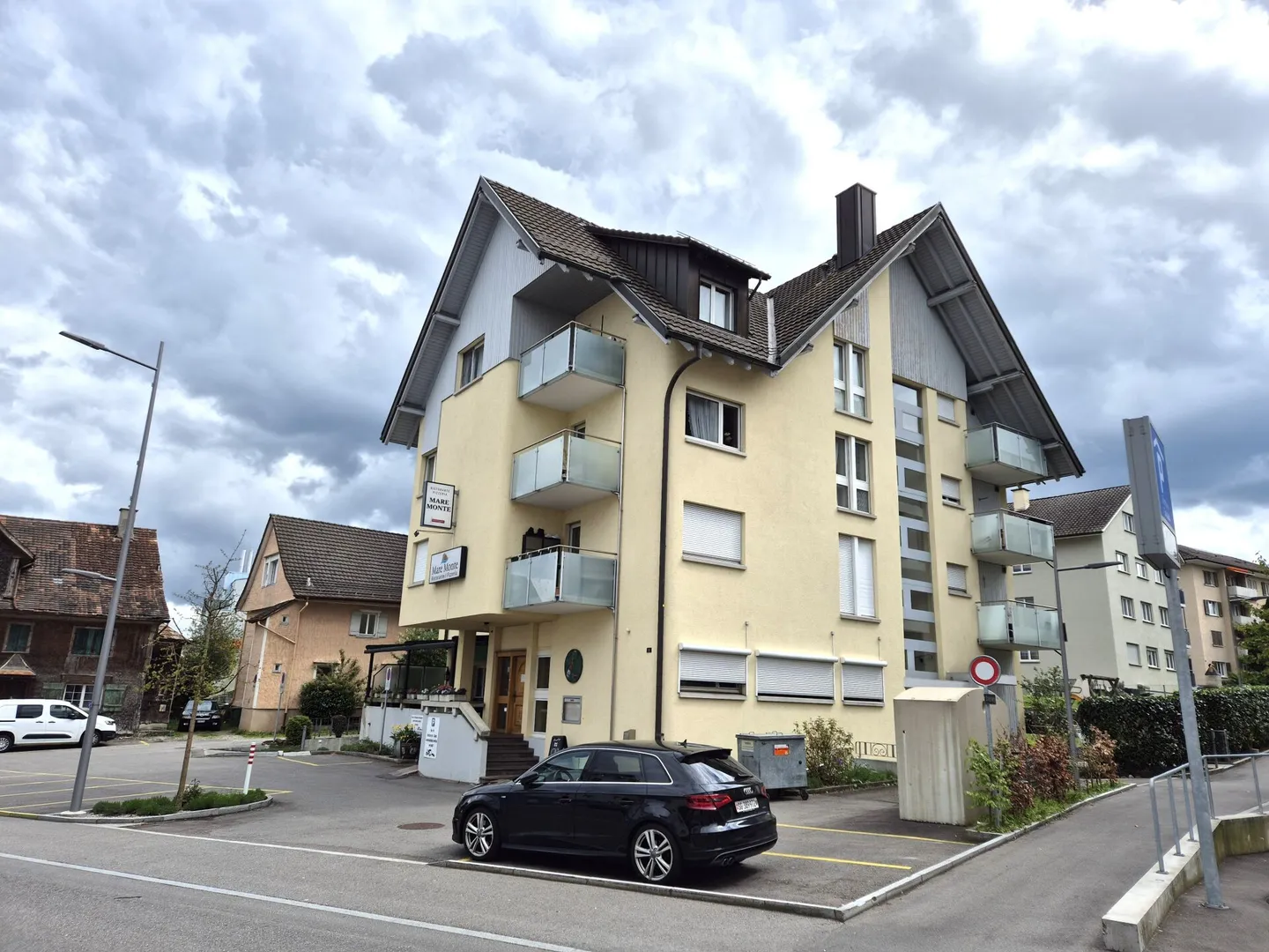 Zentrales Studio mit Balkon - Foto 1 von 8