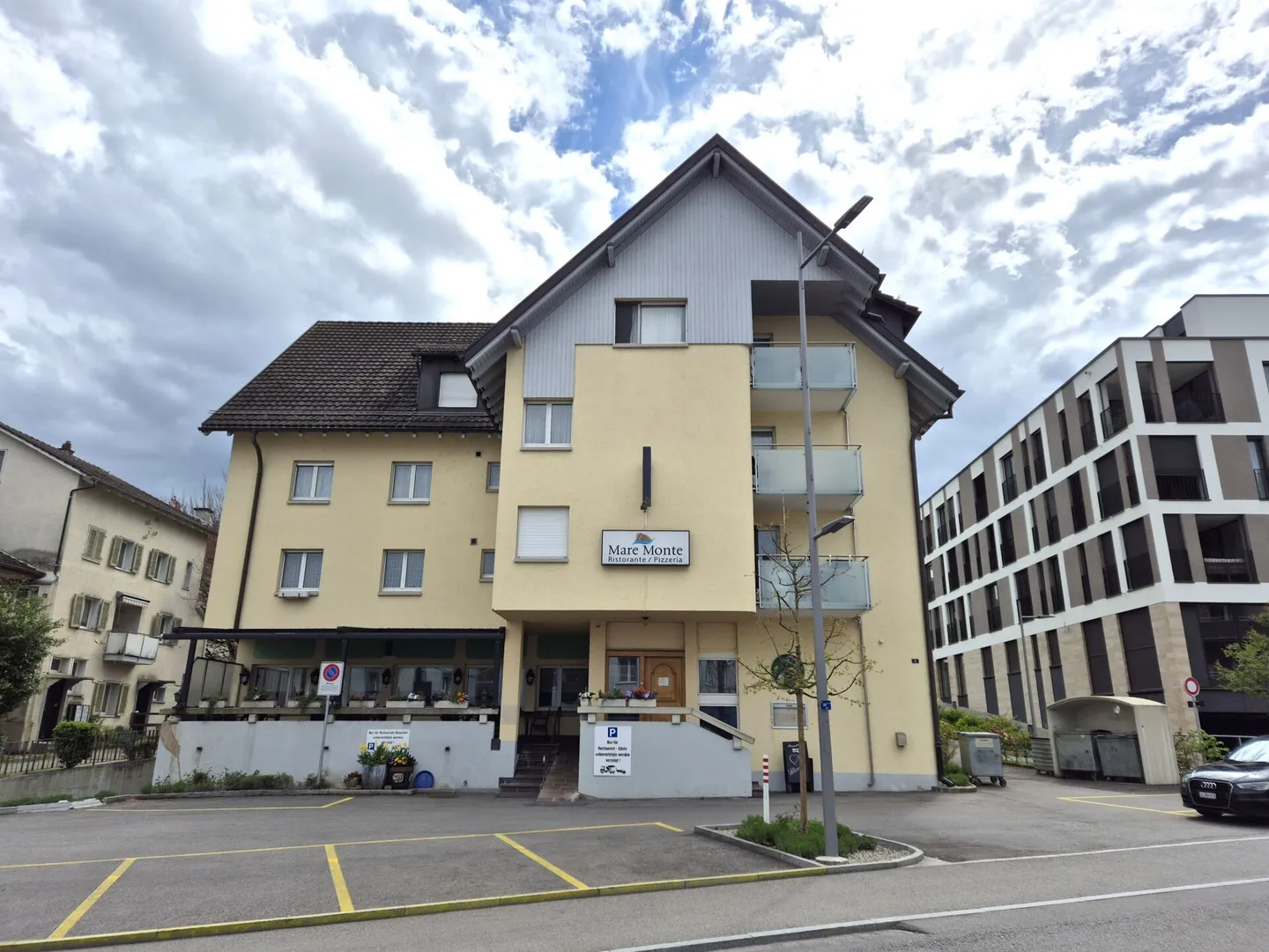 Zentrales Studio mit Balkon - Foto 2 von 8