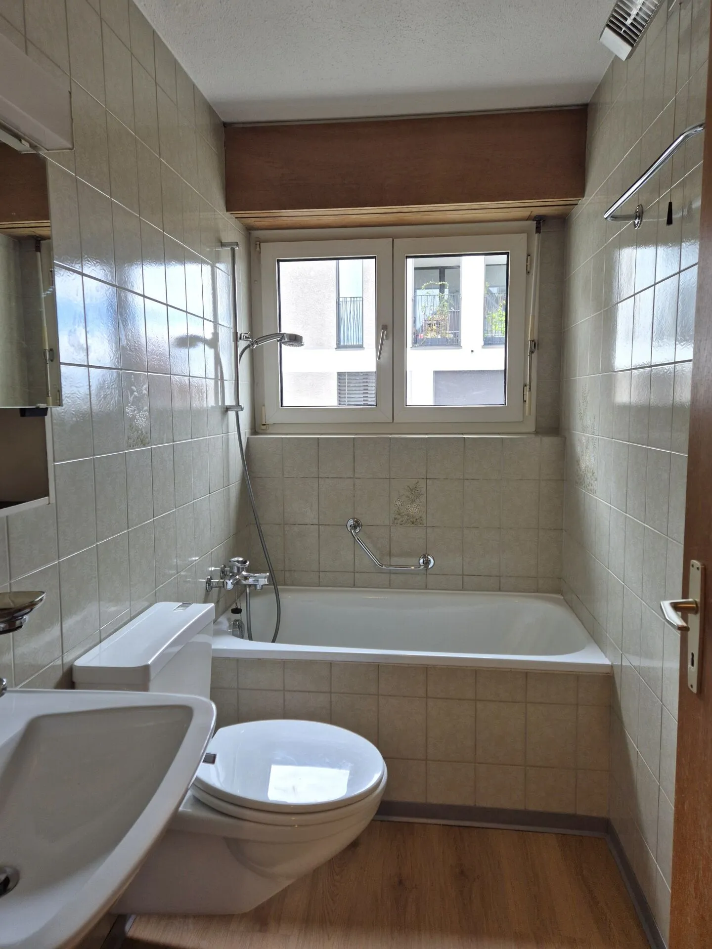 Zentrales Studio mit Balkon - Foto 8 von 8