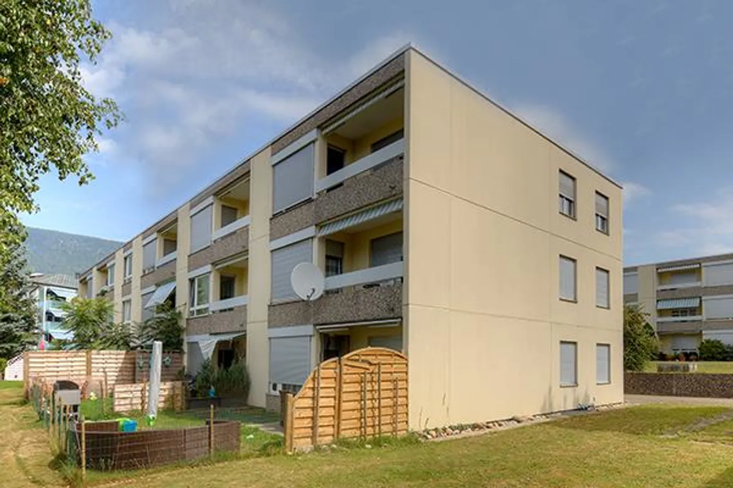 Living in a quiet location - close to the recreational area and train station - Photo 2 of 7
