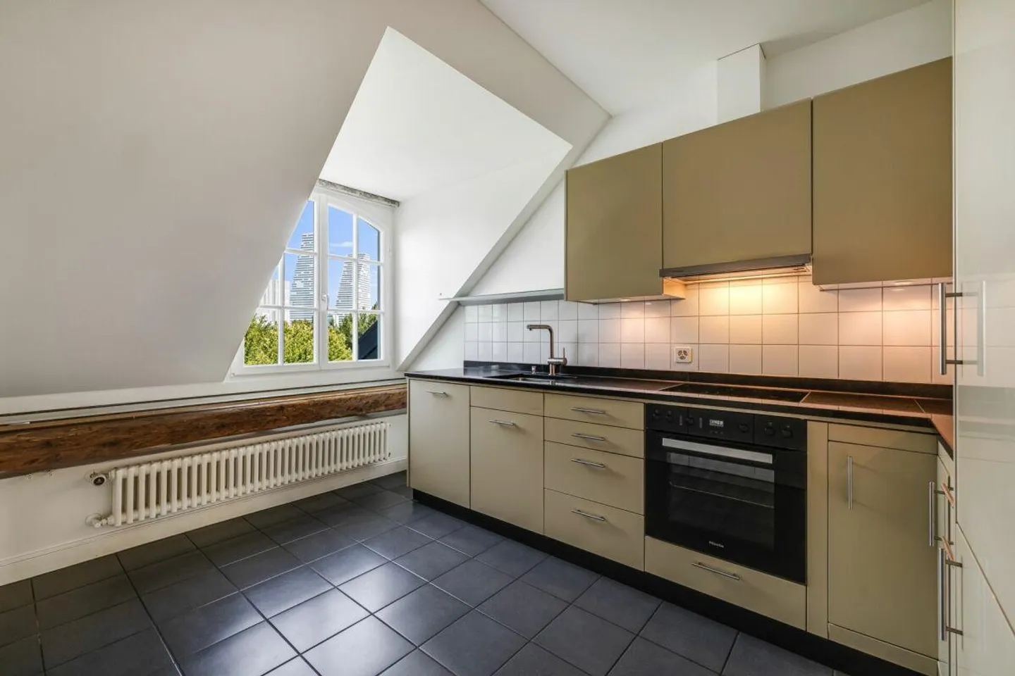 Maisonette-Dachwohnung dans un bâtiment historique de la vieille ville de Bâle, incluant une place de parking dans l'AEH - Photo 4 sur 12