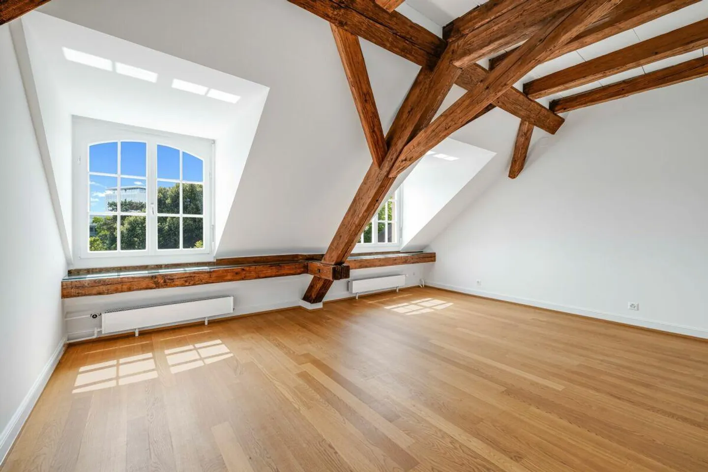 Maisonette-Dachwohnung dans un bâtiment historique de la vieille ville de Bâle, incluant une place de parking dans l'AEH - Photo 1 sur 12