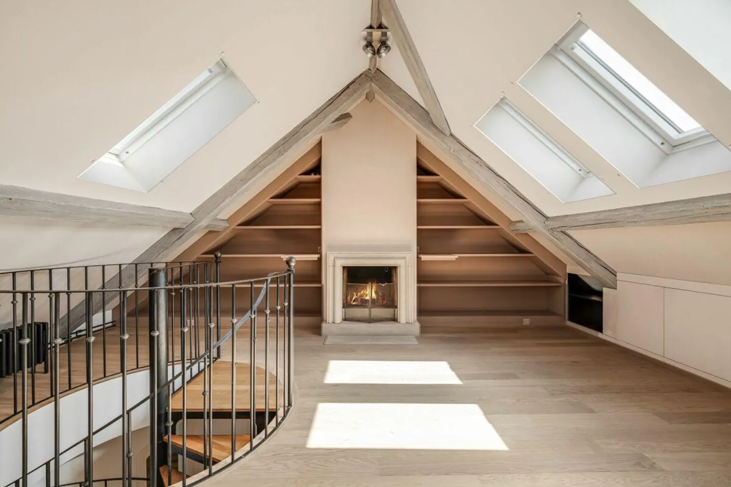 Maisonette-Dachwohnung dans un bâtiment historique de la vieille ville de Bâle, incluant une place de parking dans l'AEH - Photo 7 sur 12