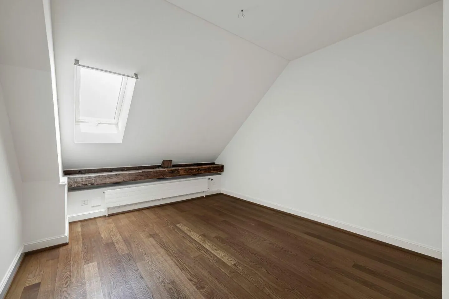 Maisonette-Dachwohnung dans un bâtiment historique de la vieille ville de Bâle, incluant une place de parking dans l'AEH - Photo 8 sur 12