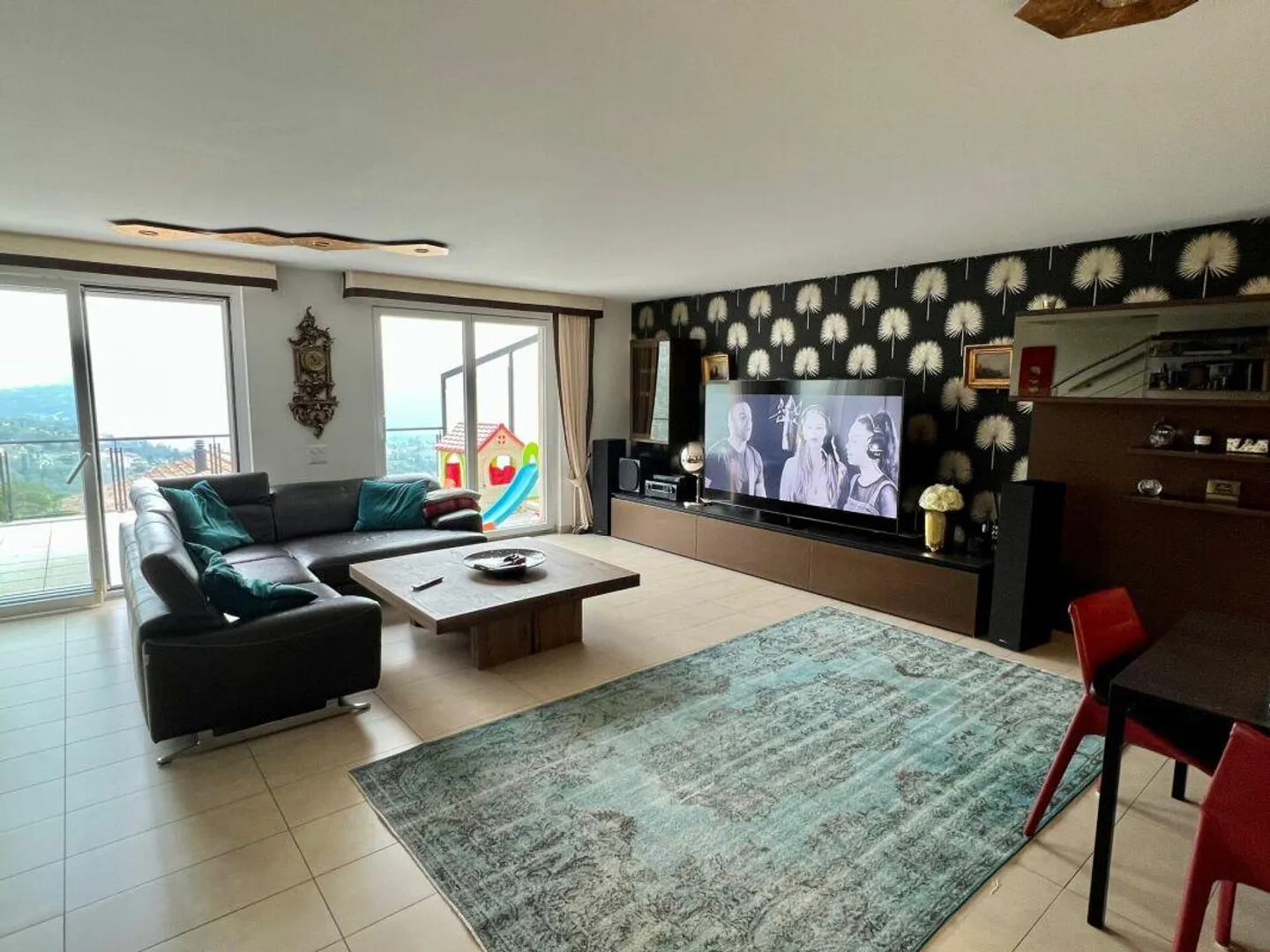 Elegante casa a schiera con vista su Pura - Foto 1 di 11