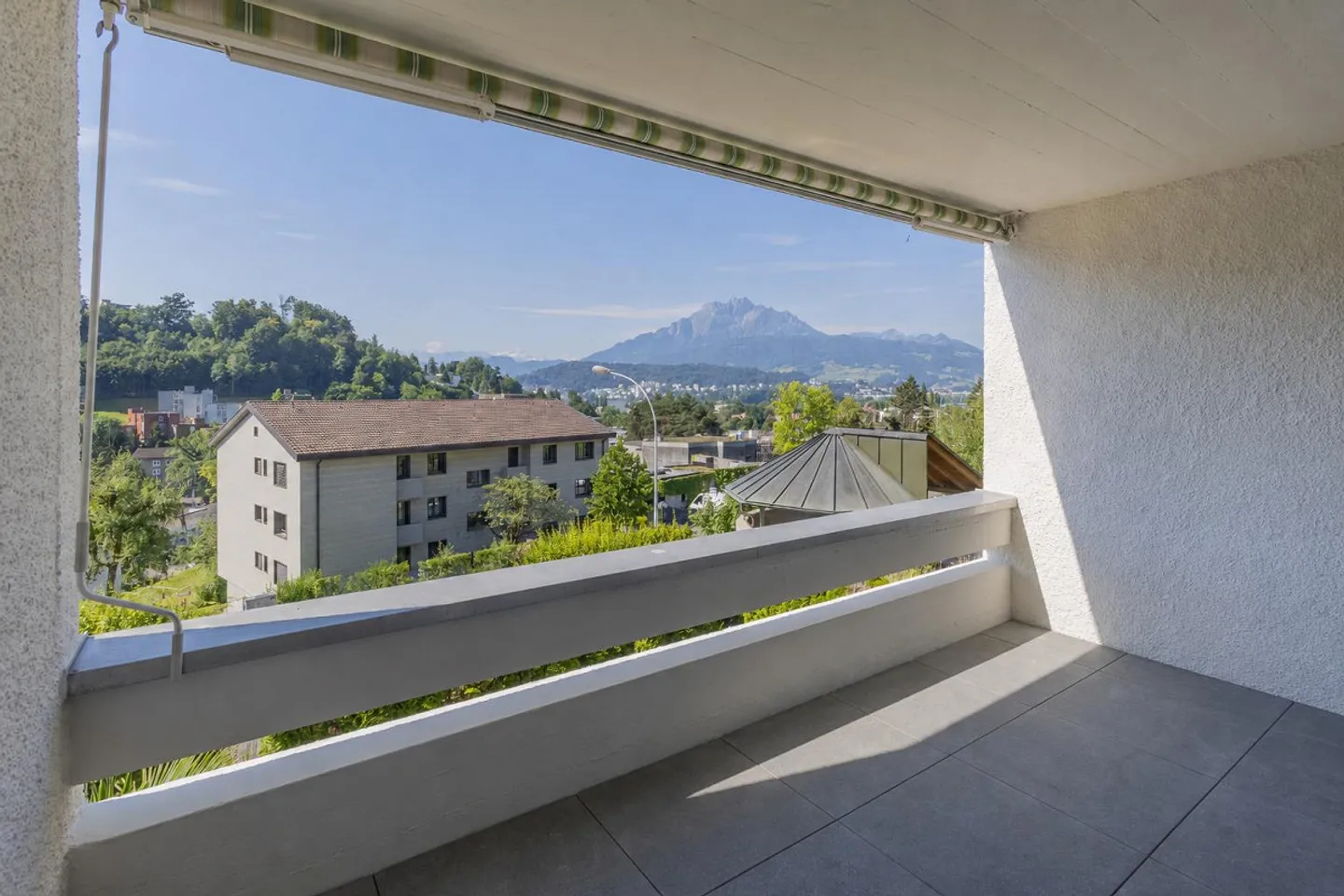 Appartement de 4,5 pièces fraîchement rénové dans un emplacement central - Photo 2 sur 11
