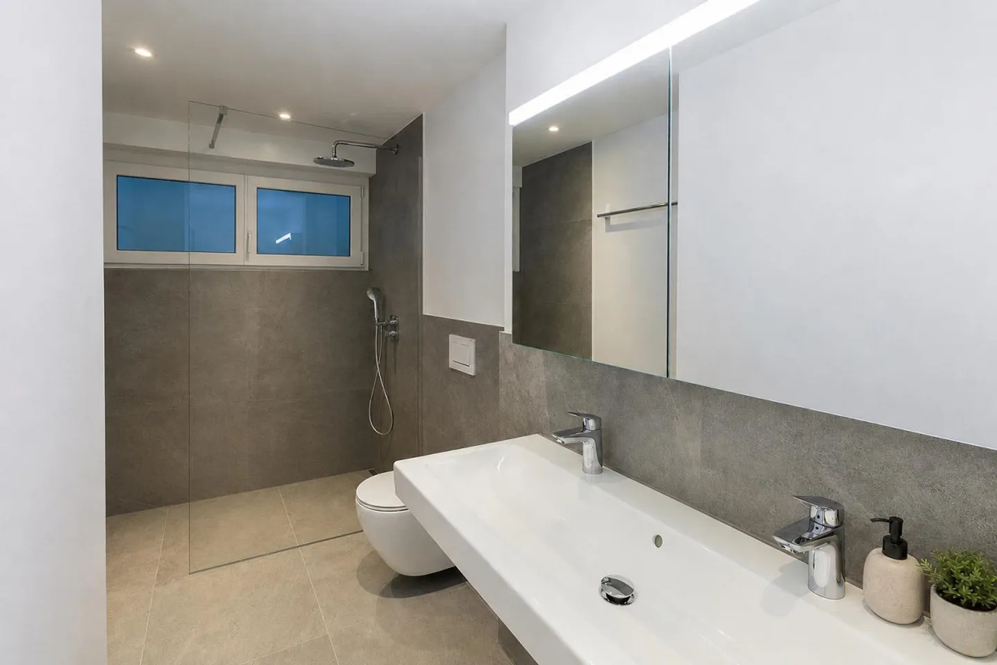 Appartement de 4,5 pièces fraîchement rénové dans un emplacement central - Photo 4 sur 11
