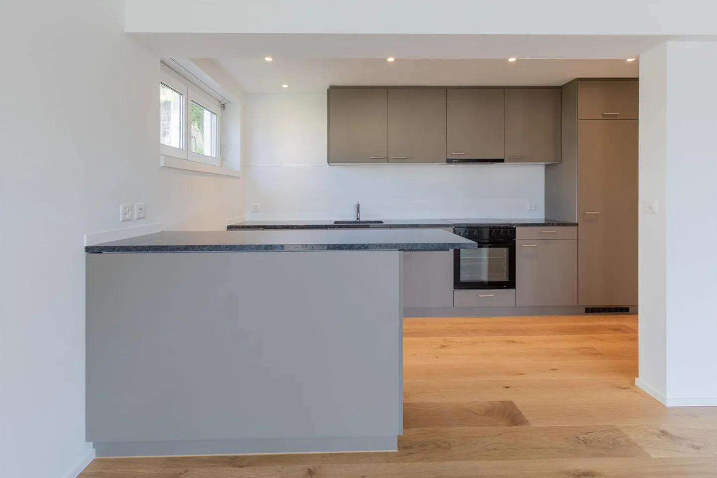Appartement de 4,5 pièces fraîchement rénové dans un emplacement central - Photo 5 sur 11
