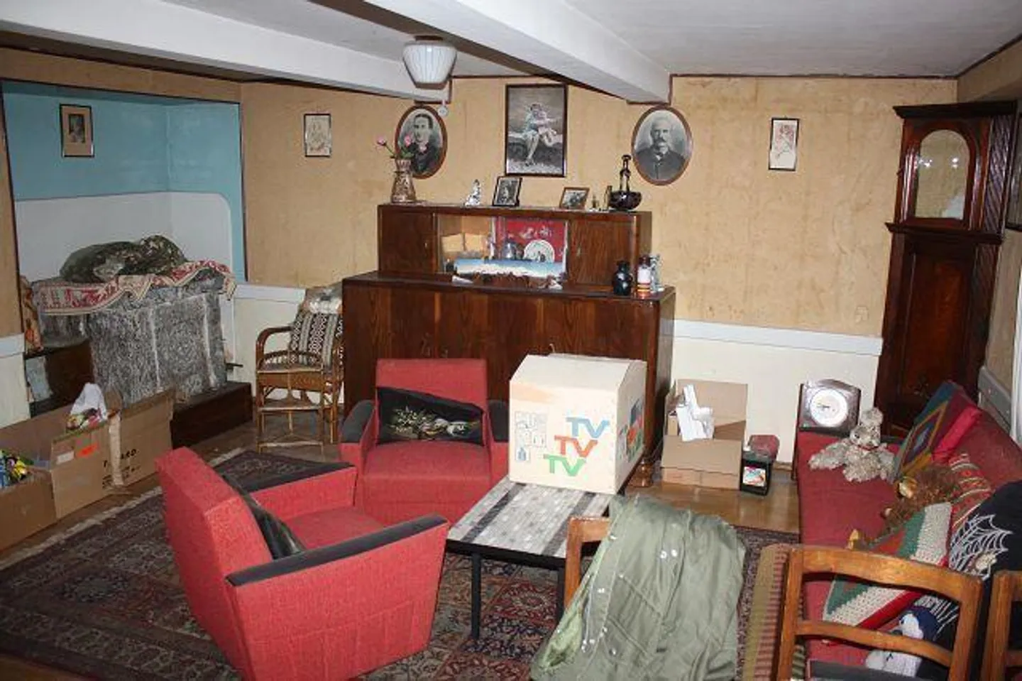 Charming 4.5-Room House with Terrace - Photo 4 of 11