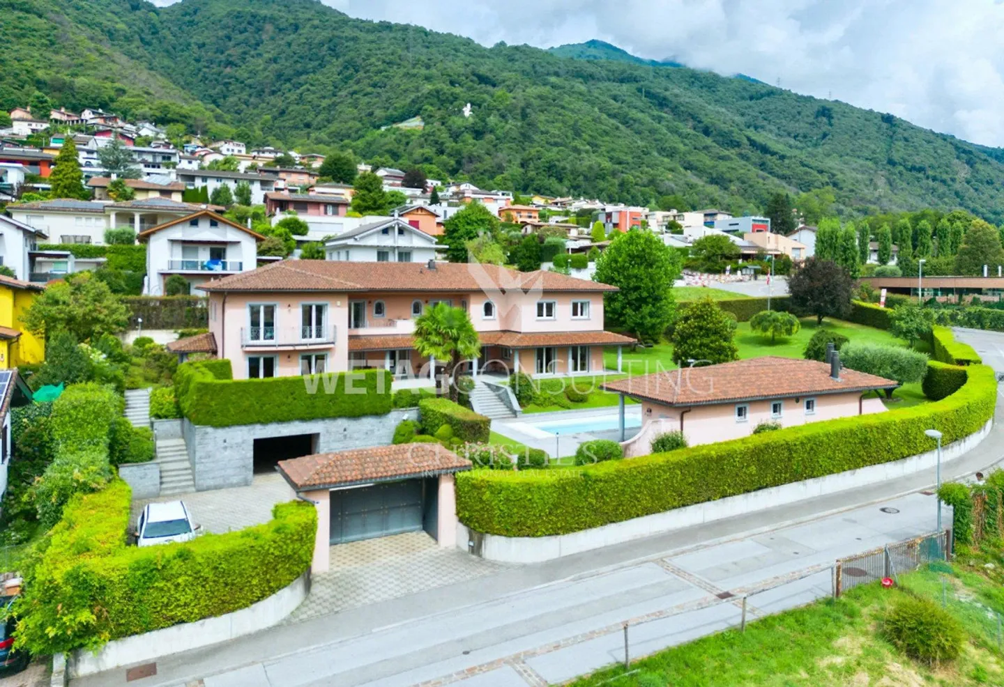 À vendre à Lugano-Manno élégante villa avec piscine, grand jardin et dépendance, également idéale comme résidence secondaire - Photo 1 sur 13