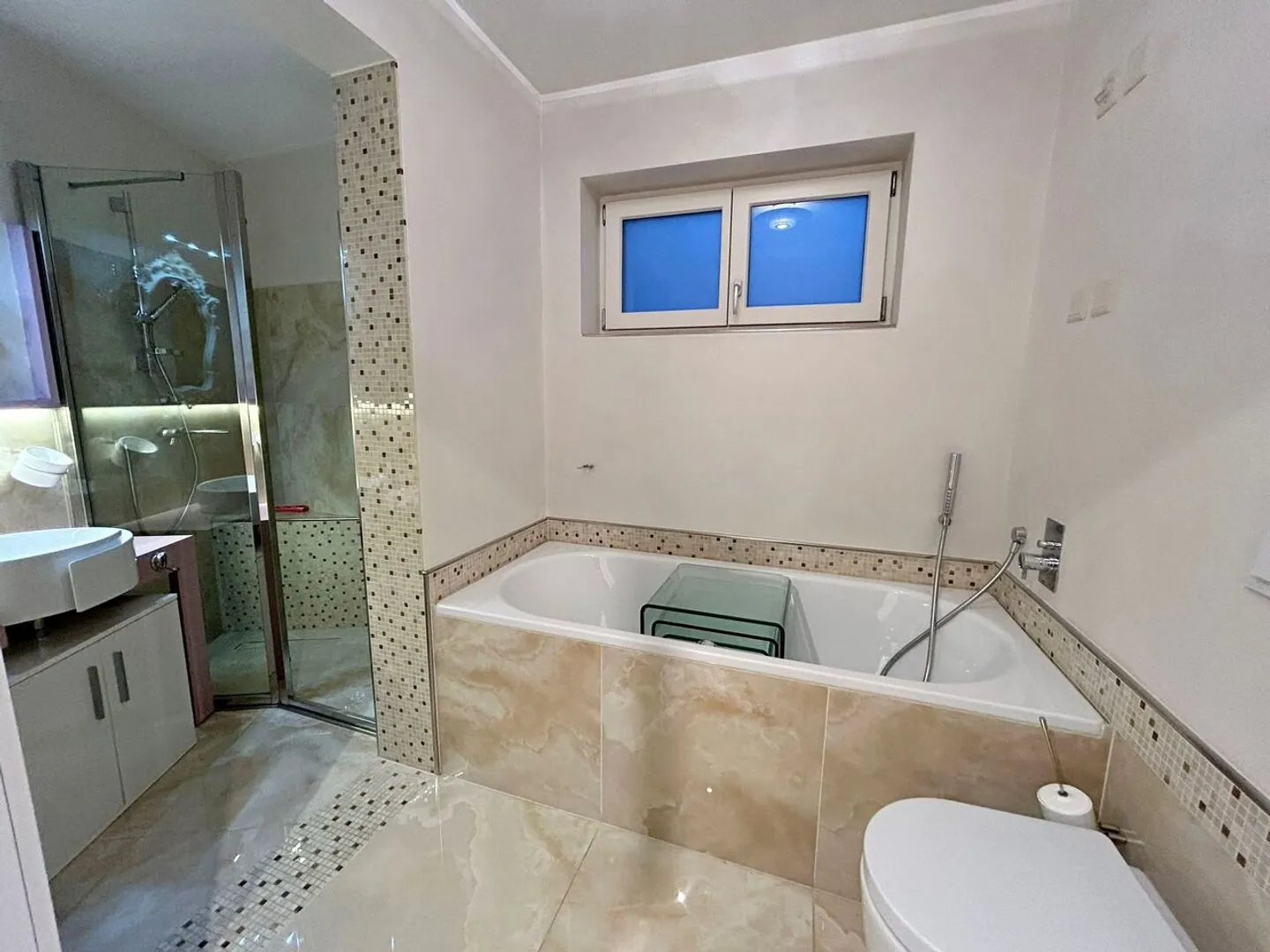 Appartamento moderno con vista lago - Foto 7 di 9