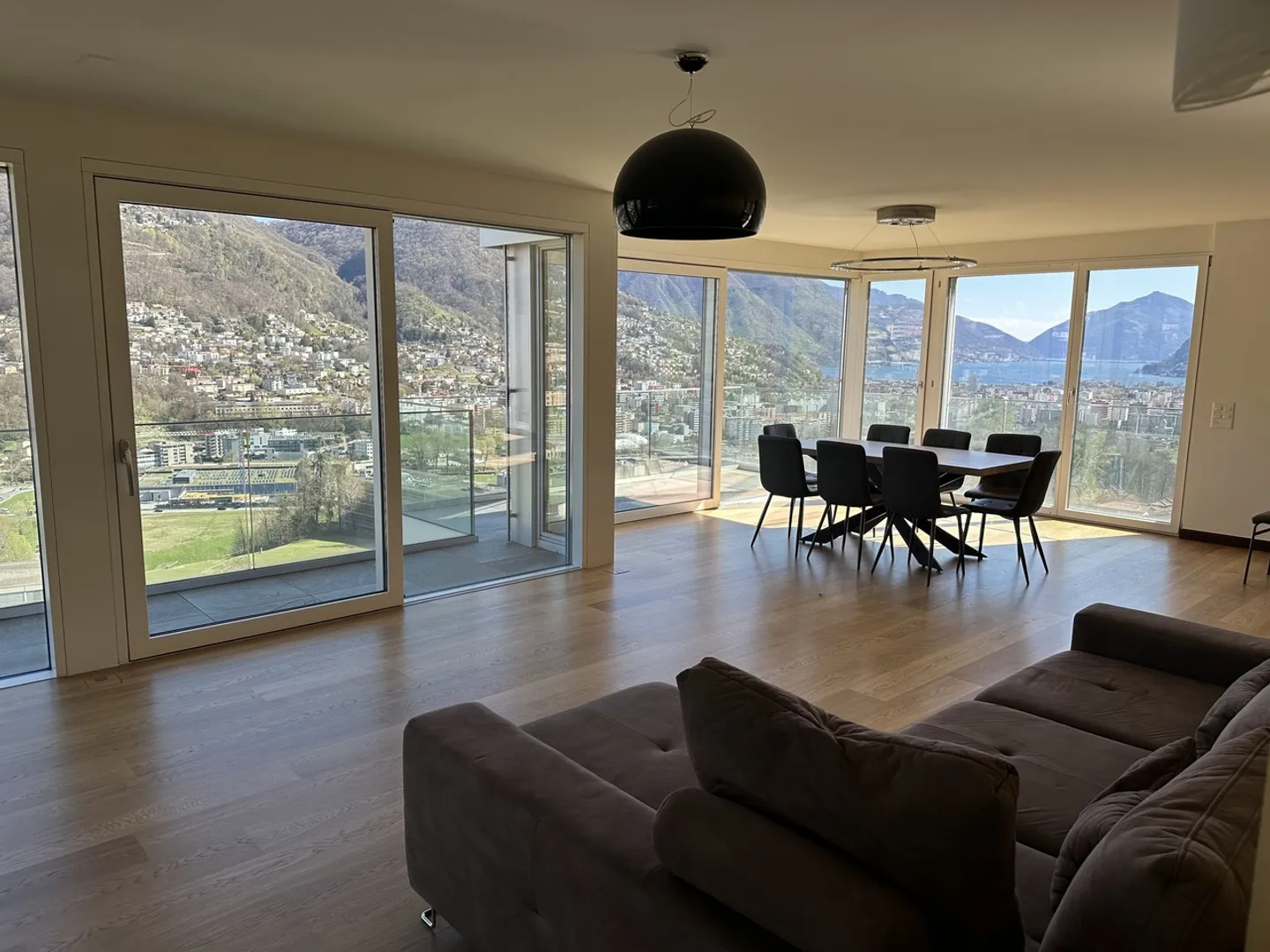 Appartamento moderno con vista lago - Foto 1 di 9