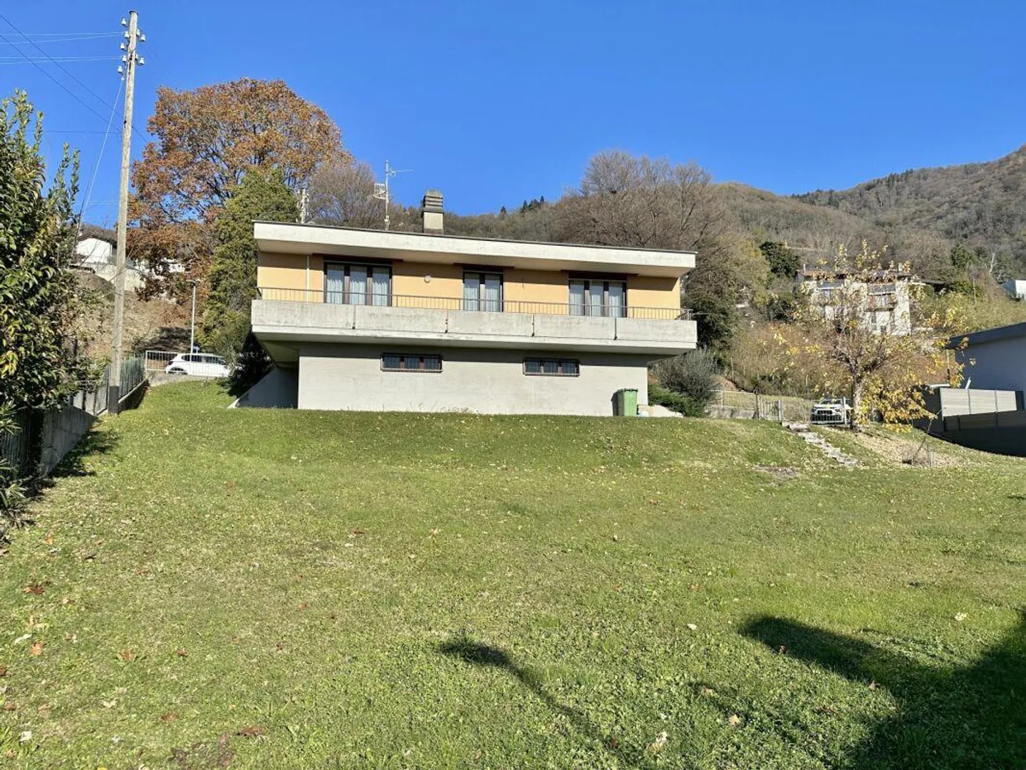 Casa unifamiliare con giardino e vista aperta - Foto 1 di 13
