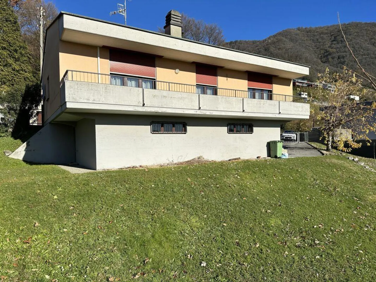 Casa unifamiliare con giardino e vista aperta - Foto 2 di 13