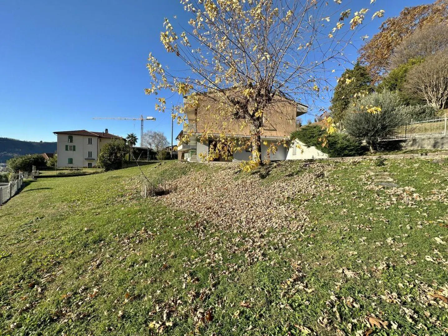 Casa unifamiliare con giardino e vista aperta - Foto 3 di 13
