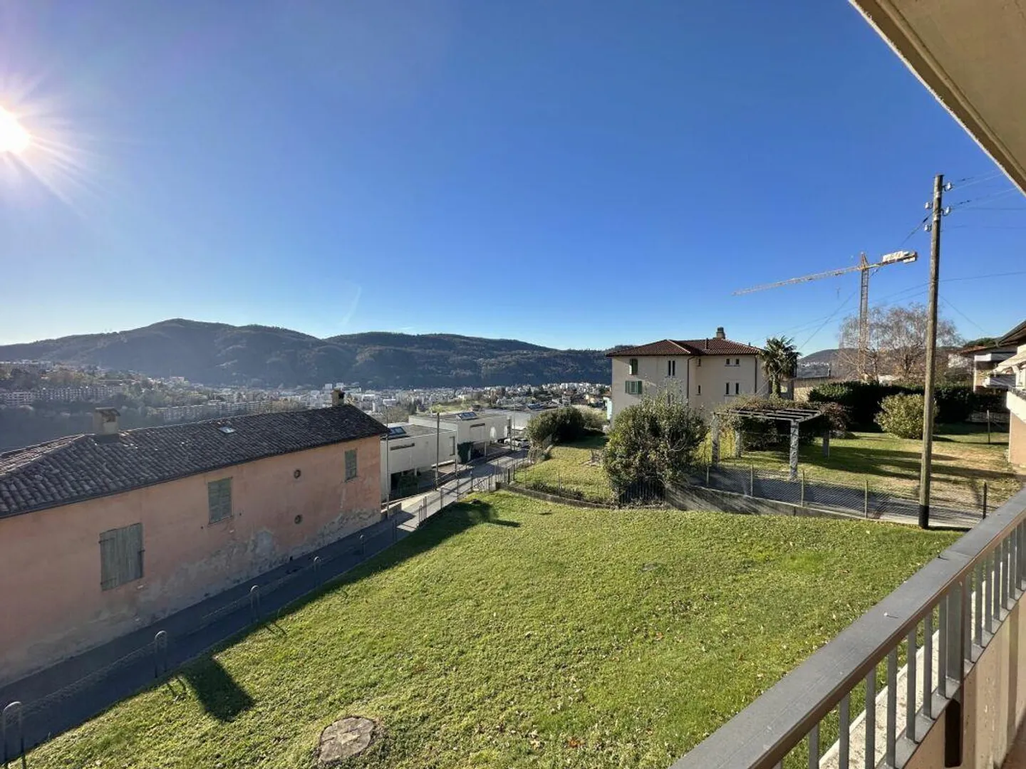 Casa unifamiliare con giardino e vista aperta - Foto 4 di 13