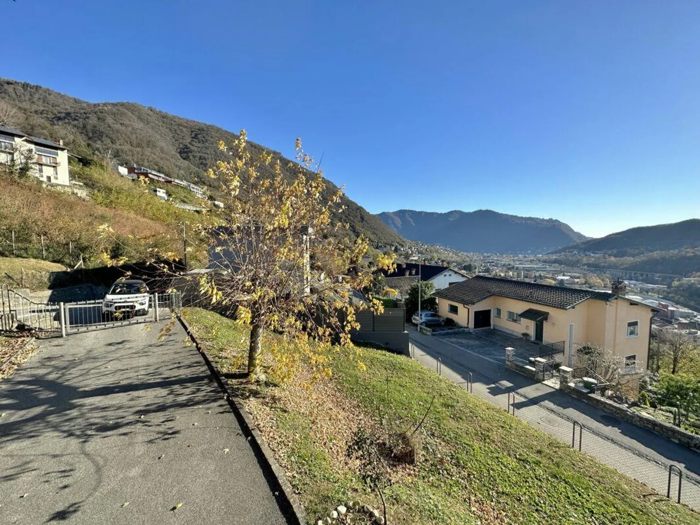 Casa unifamiliare con giardino e vista aperta - Foto 5 di 13