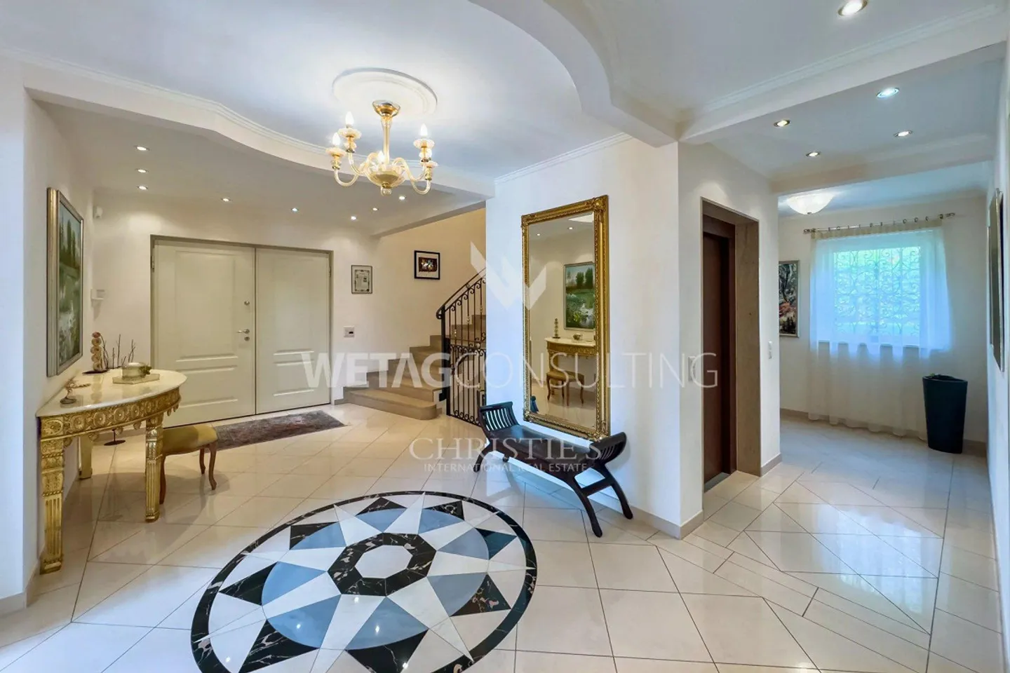 À vendre à Lugano-Manno élégante villa avec piscine, grand jardin et dépendance, également idéale comme résidence secondaire - Photo 3 sur 13