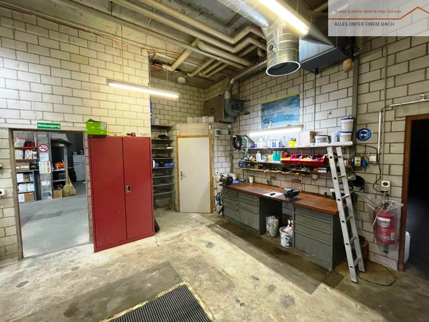 Large office, storage with workshop, archive and ancillary rooms - Photo 11 of 18