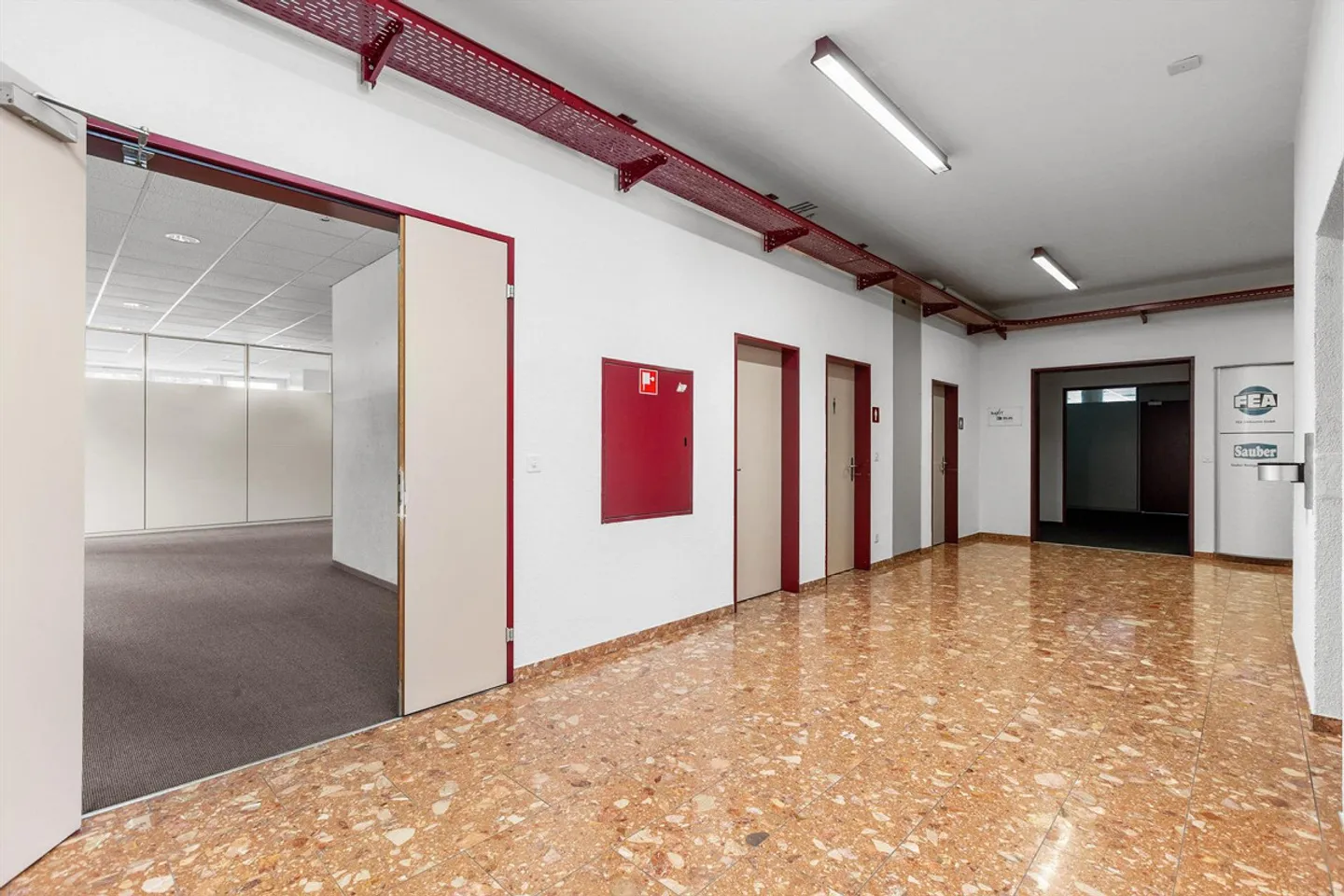 Urdorf-Nord 📍 - Your new small office with panoramic view! - Photo 2 of 12