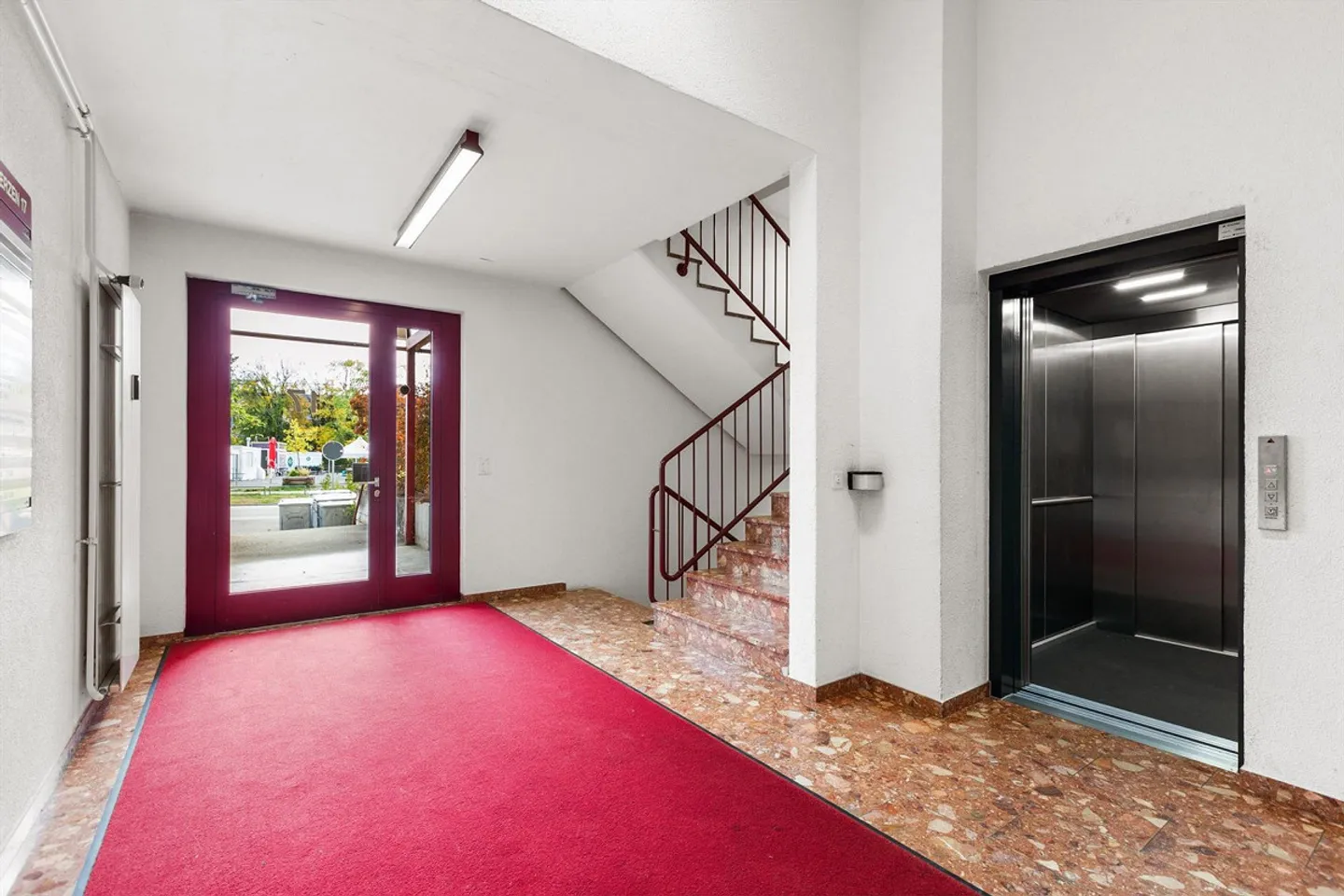 Urdorf-Nord 📍 - Your new small office with panoramic view! - Photo 3 of 12