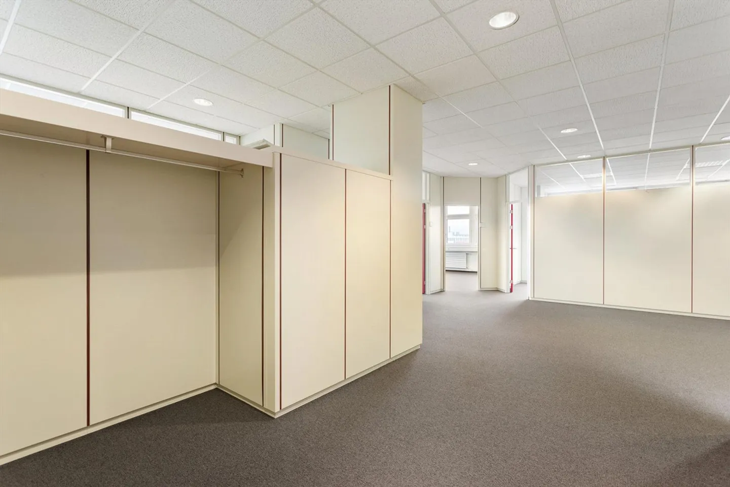 Urdorf-Nord 📍 - Your new small office with panoramic view! - Photo 4 of 12