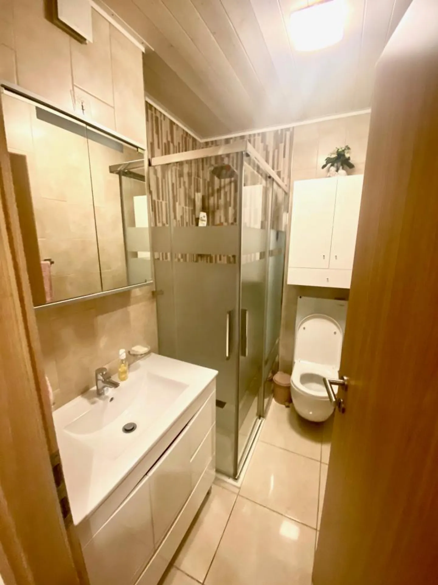 Appartamento di 2,5 locali di 64 m2 e negozio di 50 m2 + seminterrato di 80 m2. - Foto 5 di 9