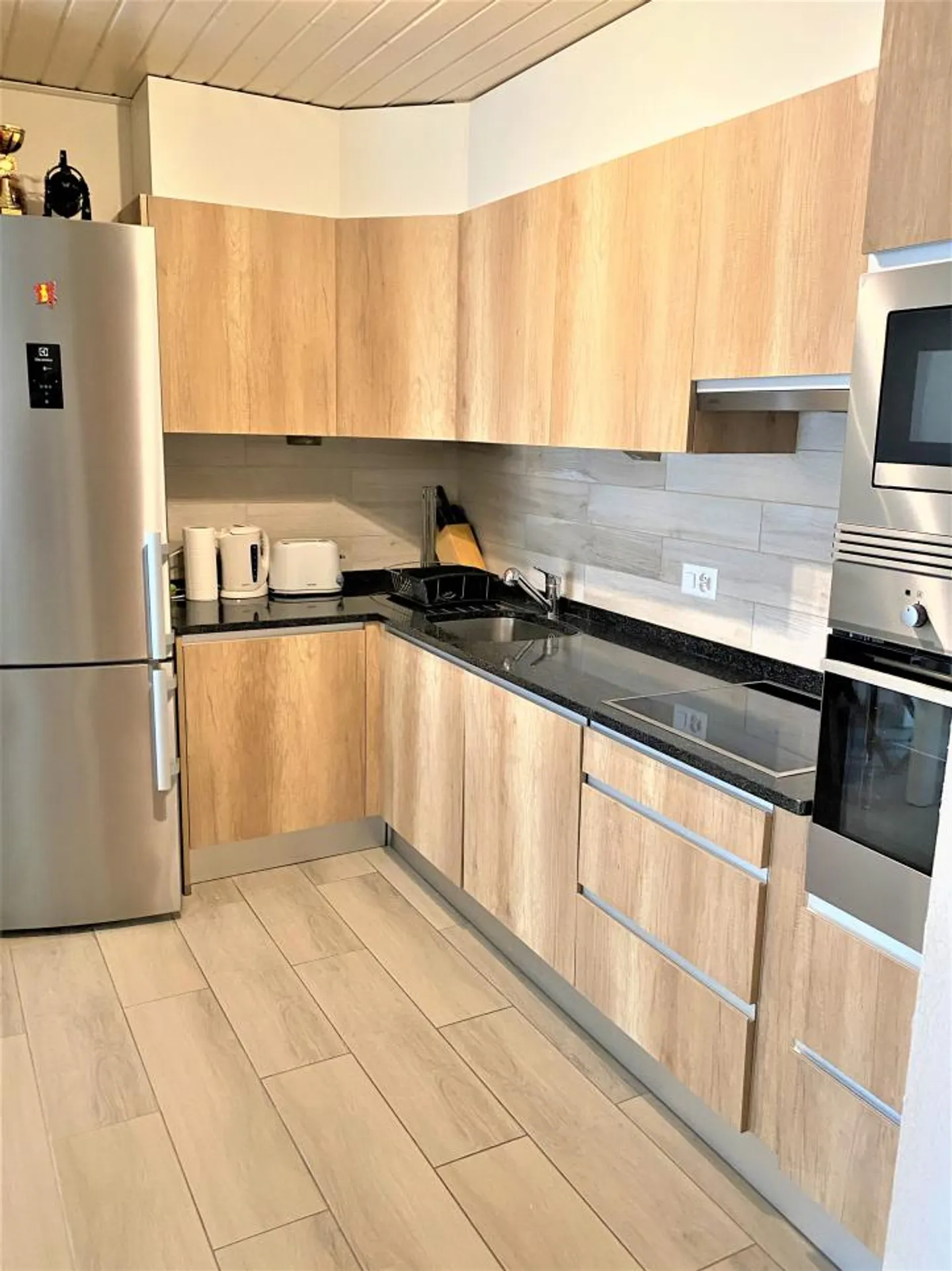 Appartamento di 2,5 locali di 64 m2 e negozio di 50 m2 + seminterrato di 80 m2. - Foto 4 di 9