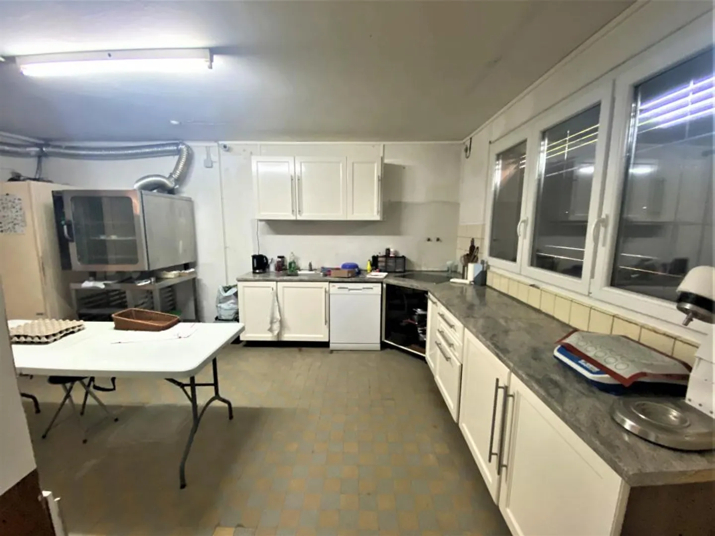 Appartamento di 2,5 locali di 64 m2 e negozio di 50 m2 + seminterrato di 80 m2. - Foto 9 di 9
