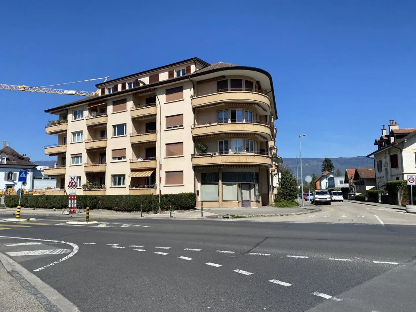 Appartamento di 2,5 locali di 64 m2 e negozio di 50 m2 + seminterrato di 80 m2. - Foto 1 di 9