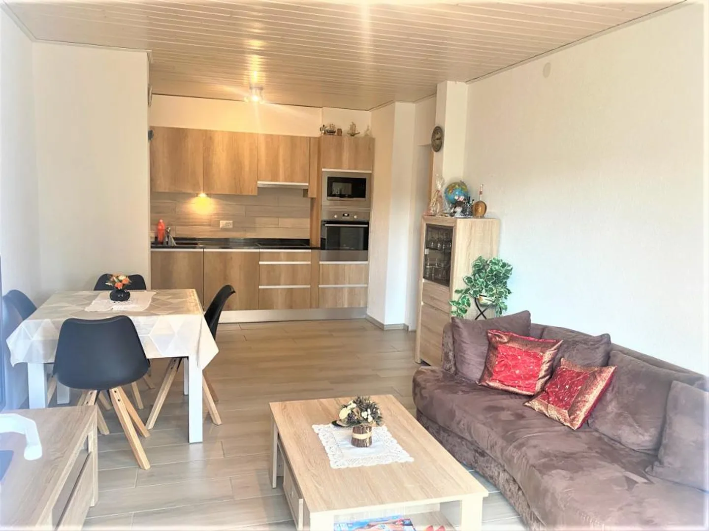 Appartamento di 2,5 locali di 64 m2 e negozio di 50 m2 + seminterrato di 80 m2. - Foto 2 di 9