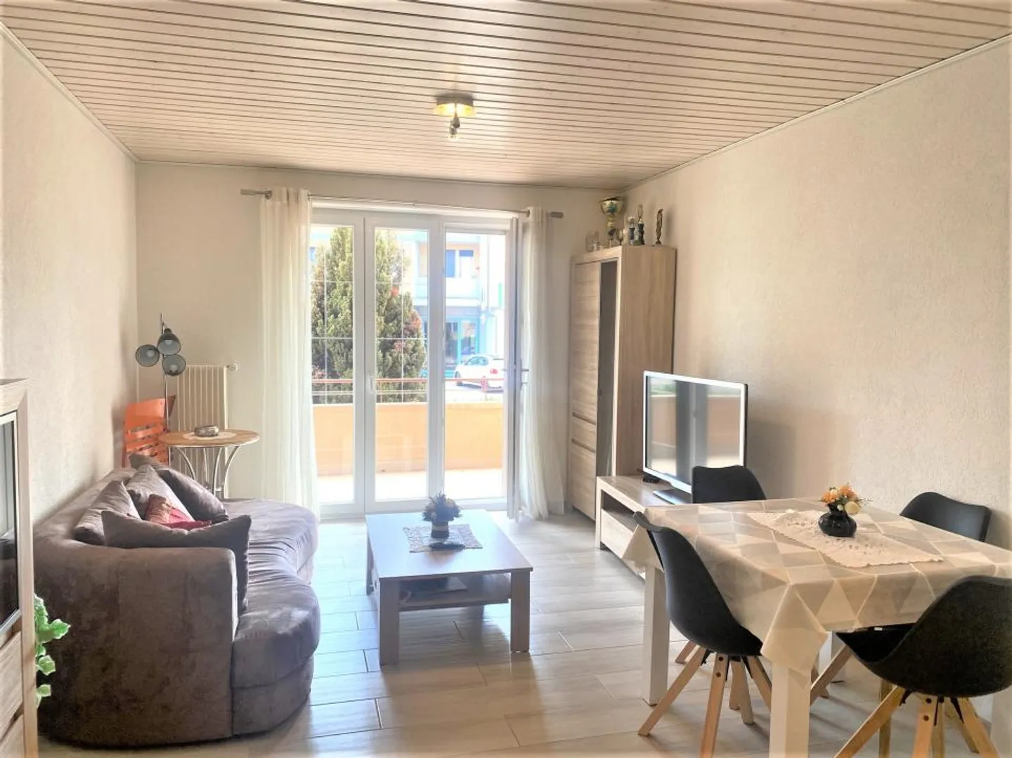 Appartamento di 2,5 locali di 64 m2 e negozio di 50 m2 + seminterrato di 80 m2. - Foto 3 di 9