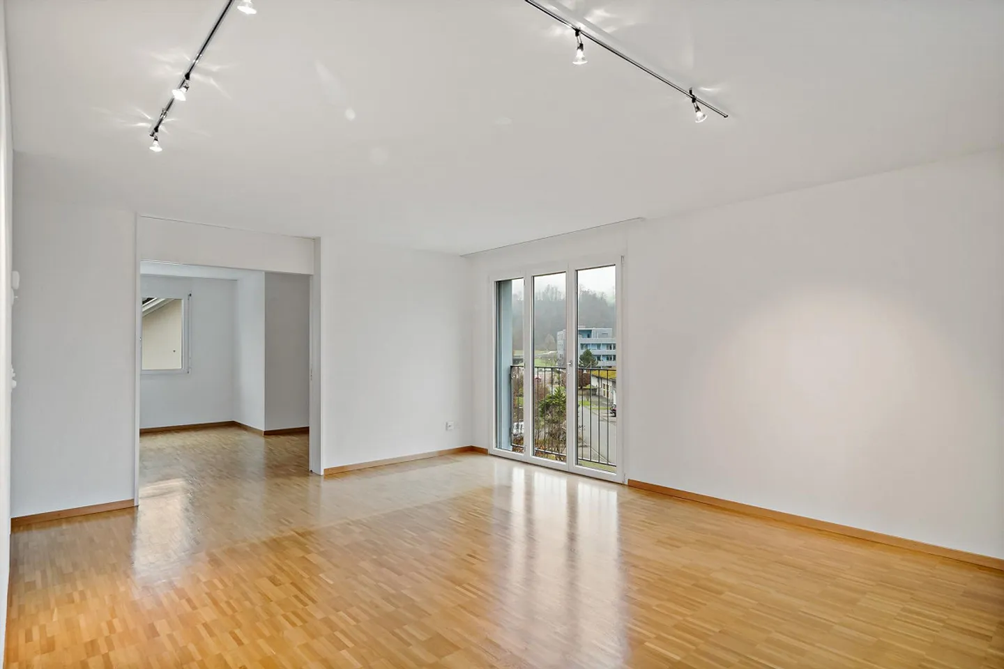 Bright sunny corner apartment in Sarnen - Photo 2 of 13