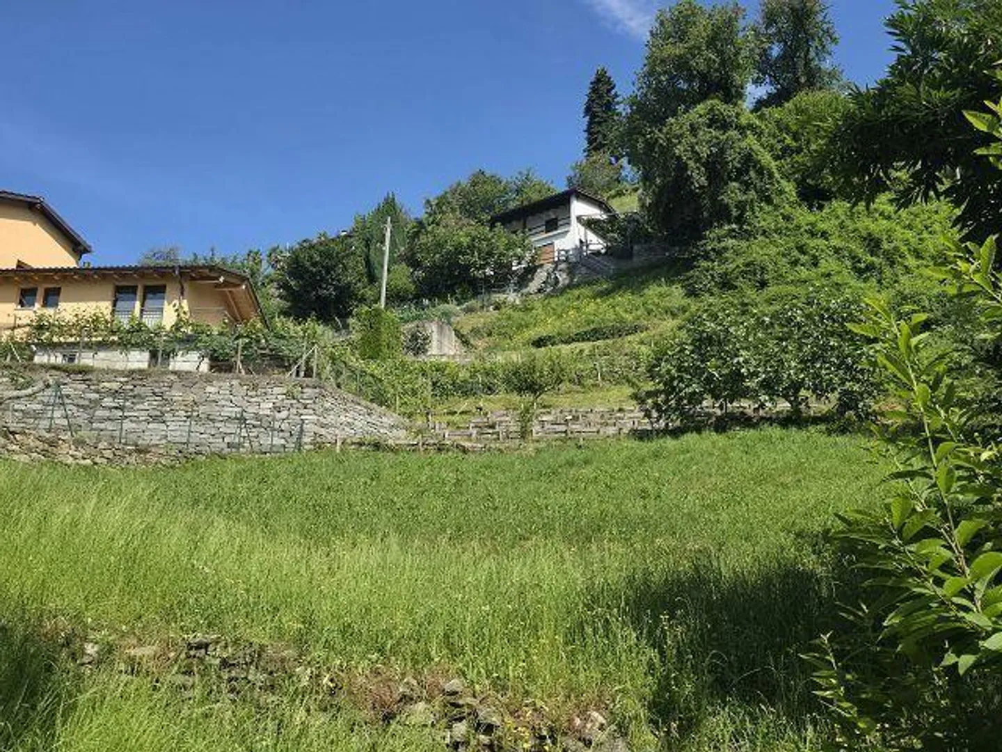 Terrain constructible R2 de 1377 m2 très ensoleillé, calme, beau... - Photo 2 sur 14